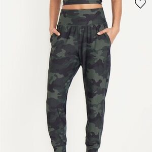 Old Navy Women's Camo Print Joggers